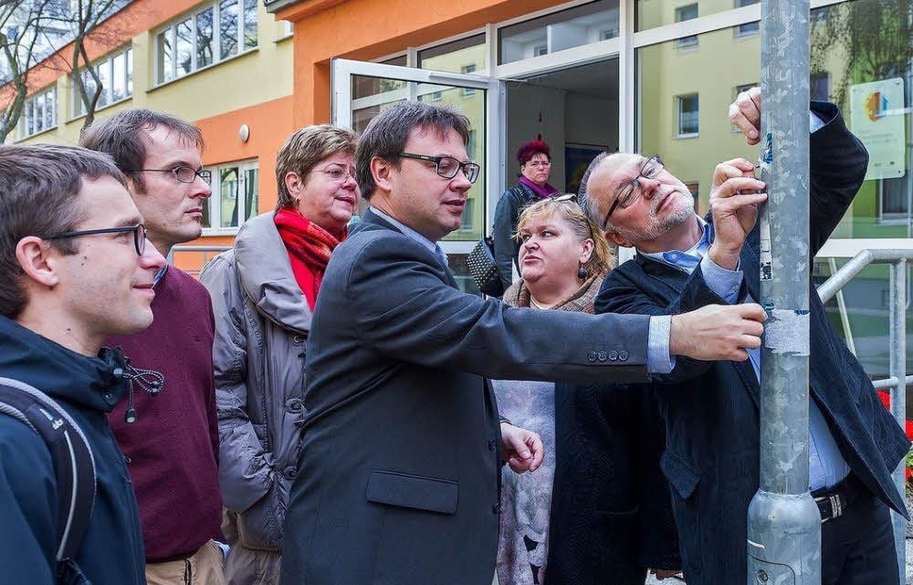 Peter Wetzel (r.) entfernt die letzten Aufkleber.
