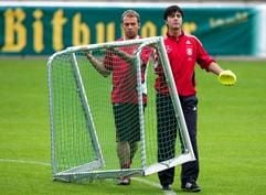 Joachim Löw (r) der Trainer der deutschen Fußball-Nationalmannschaft, trägt am Montag (04.09.2006) im Amateurstadion des VfB Stuttgart beim Training der Mannschaft zusammen mit seinem Assistenten Hans-Dieter Flick (l) ein Tor auf den Platz. (Foto: dpa)