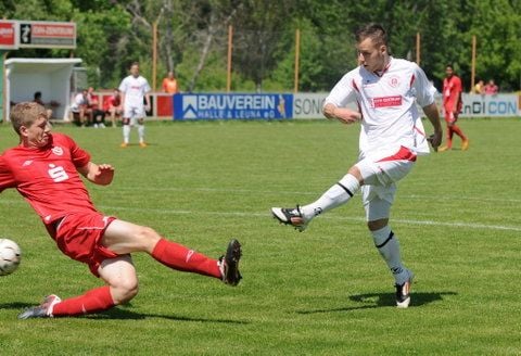 Der Hallenser Kevin Zschimmer (rechts) erzielte in der ersten Halbzeit mit seinen Toren zum 2:0, 3:0 und 4:0-Zwischenstand aus hallescher Sicht einen Hattrick. (FOTO: ANDREAS LÖFFLER)