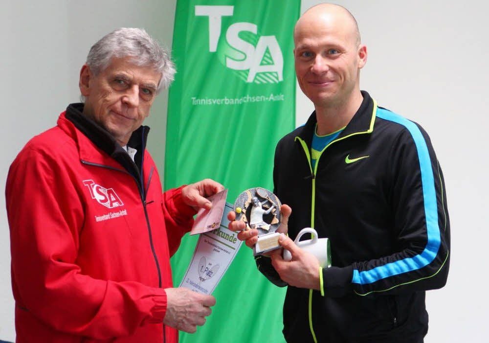 Michael Heinz (links), Referent im Lehrwesen der TSA, überreicht Christian Möhrke (rechts) den langersehnten Landesmeister-Pokal der Herren.