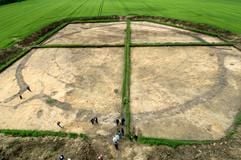 Besucher gehen am Ausgrabungsort des ältesten Sonnenobservatoriums der Welt in Goseck (Landkreis Weißenfels) entlang. (Foto: dpa)