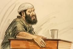 Zacarias Moussaoui, wie ihn der Gerichtszeichner sieht: Etwas übergewichtig, in grüner Gefängniskluft und mit einer gehäkelten, weißen Gebetskappe auf dem Kopf (Bild: dpa)