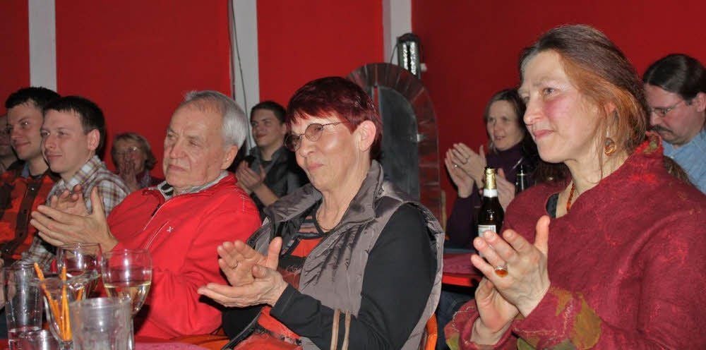 Das Publikum im Anderswelt-Theater in Stolberg hatte zumindest lachtechnisch keine Verschnaufpause an diesem Abend.