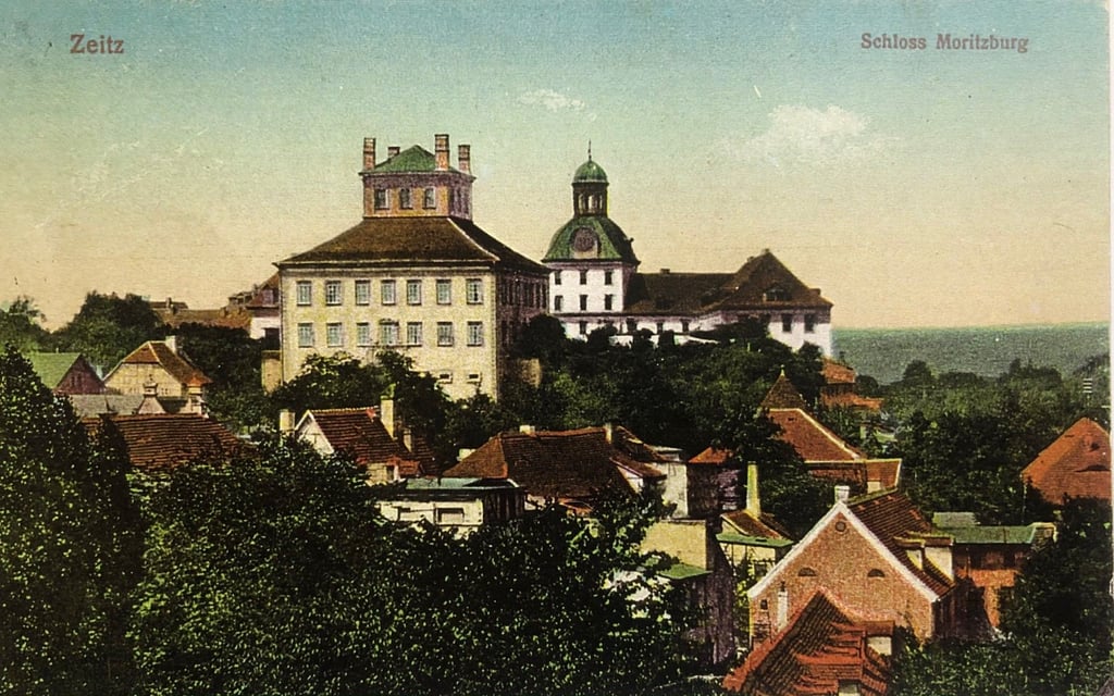 Aus einer ganzen Reihe kolorierter Postkarten stammt diese Ansicht von Schloss Moritzburg aus einem nicht alltäglichen Blickwinkel. Die Karte ist gut 100 Jahre alt.