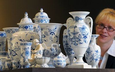 Die Shopmanagerin Heike Sygusch betrachtet im neuen Meissen-Outlet der Staatlichen Porzellan-Manufaktur Meissen im Dresdner Quartier QF am Neumarkt Meissner Porzellan. (FOTO: DPA)