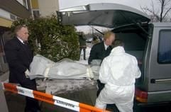 Ein Toter wird am Samstag (31.1.2004) von einem Beerdigungsunternehmen in Kiel abtransportiert. (Foto: dpa)