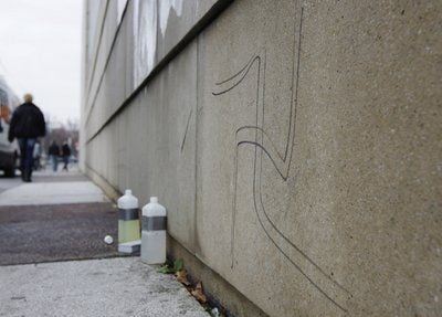 Blick auf ein Hakenkreuz an der Außenmauer der jüdischen Synagoge in Dresden (FOTO: DPA)