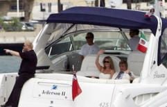 Rod Stewart und seine Frau Penny Lancaster auf einem Boot in Santa Margherita (Italien). Der Sänger hat insgesamt sieben Kinder von fünf verschiedenen Frauen. (Foto: dpa)