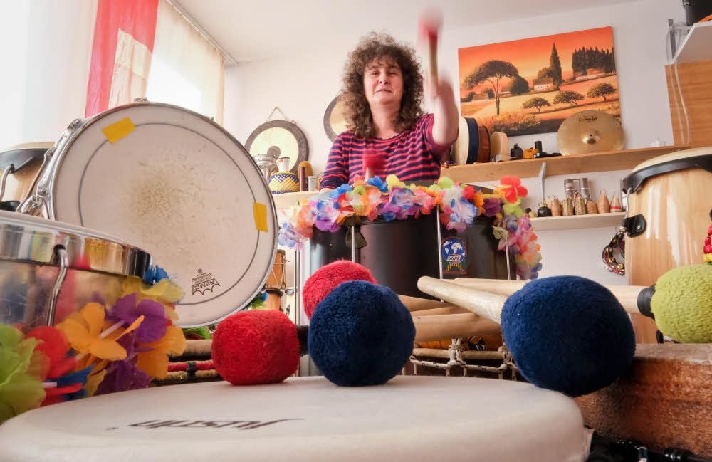 Ob Djembe, Conga, Trommel oder Snare - Simone Juppe weiß, wie man damit umgeht. Sie hat den Rhythmus im Blut.