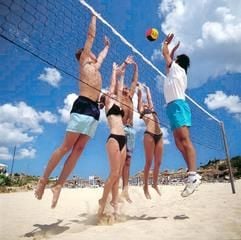 Sport steht oft im Mittelpunkt - wenn Jugendliche auf Reisen gehen, wollen sie meist aktiv sein. Neben speziellen Jugendreisenanbietern reagieren auch andere Veranstalter wie Thomas Cook Reisen darauf: Unter dem Motto «Young Dreams» werden im Sommer «Action-Wochen» für 14- bis 16-Jährige angeboten. (Foto: dpa)