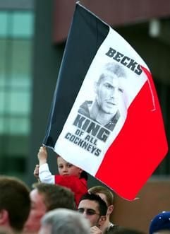 Ein kleiner Fan von Manchester Unites schwemkt eine David Beckham-Fahne. (Foto: dpa)