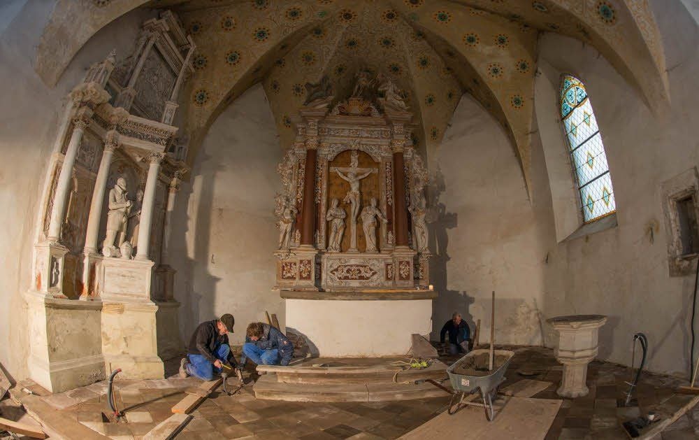 Hans-Joachim Gros, Tobias Scania und Burkhard Gottschalk (v. l.) verlegen die Fußbodenplatten im Hohen Chor.