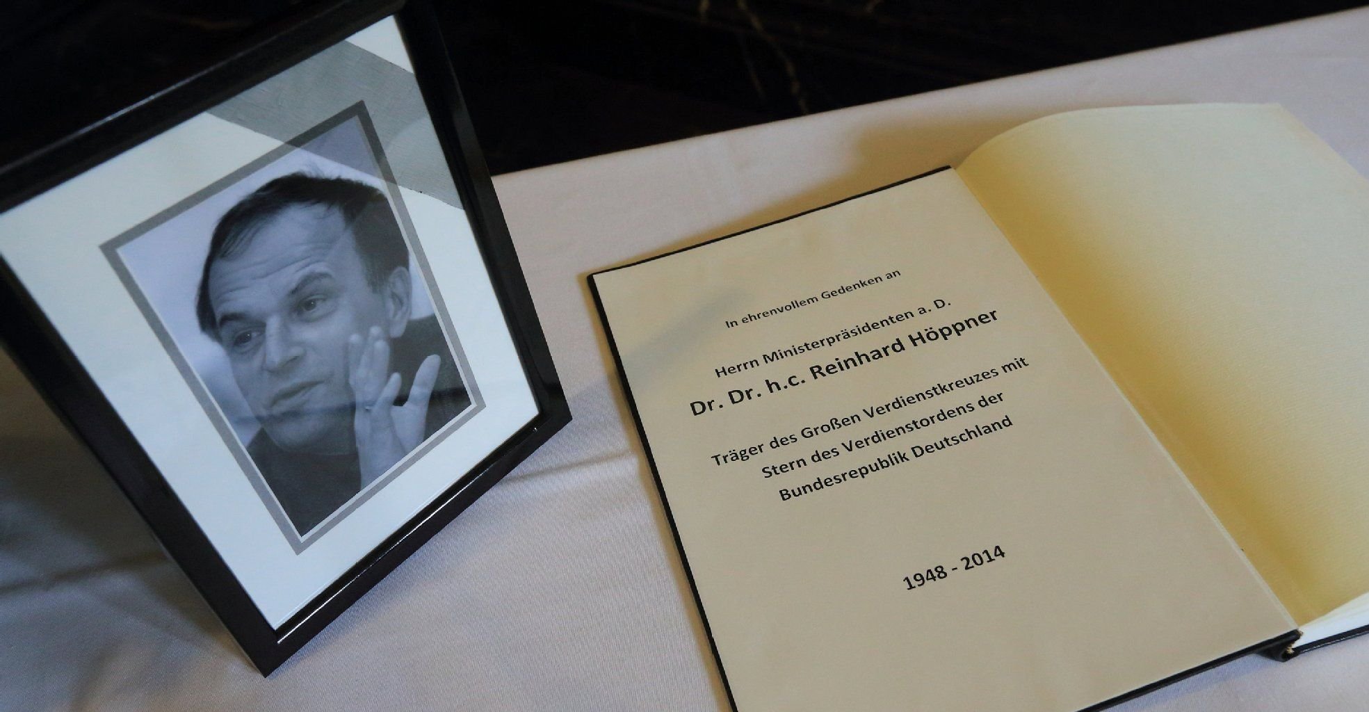 Ein Kondolenzbuch für den verstorbenen ehemaligen Ministerpräsidenten des Landes Sachsen-Anhalt, Reinhard Höppner.