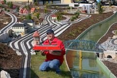 Der Modellbauer Lothar Hanisch präsentiert im sächsischen Kurort Rathen eine Lok inmitten seines 5 350 Quadratmeter großen Gartenbahnreiches im LGB-Format. Nach zwei Jahren Arbeit soll am 6. April der Probebetrieb der 30 Züge auf den vier Kilometer langen Gleisen beginnen. (Foto: dpa)
