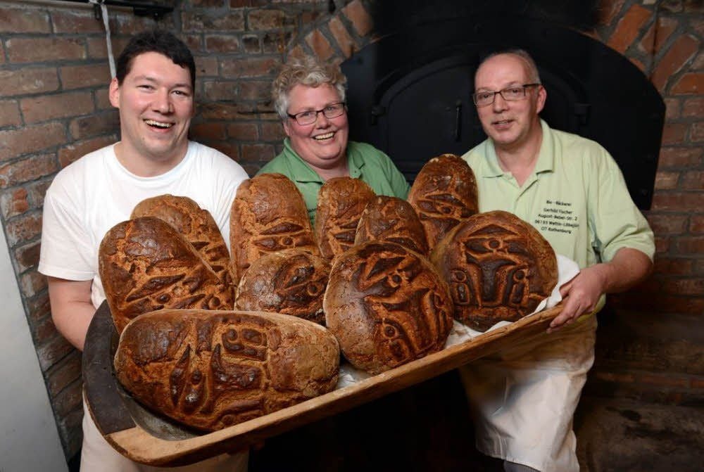Buken im historischen Backofen Brot nach altem Rezept: Stefan Kirn und die Bäckersleute Gerhild und Stefan Fischer (v.l.).