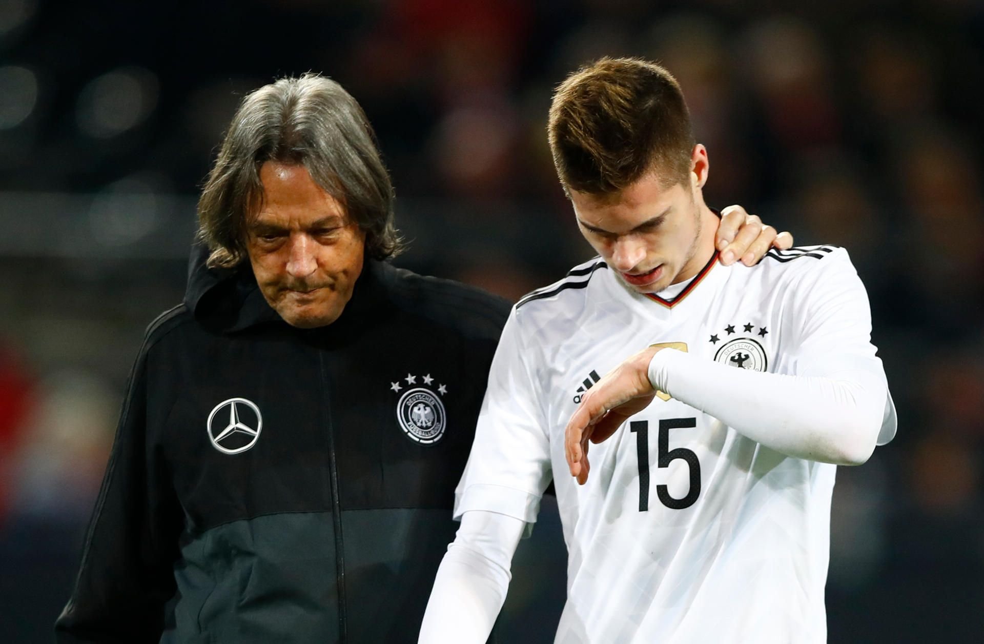 Julian Weigl (r..) mit Team-Arzt Dr. Hans-Wilhelm Müller-Wohlfahrt (l.).
