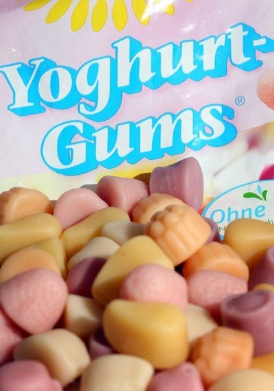 Eine Tüte «Yoghurt-Gums» von der Firma Katjes: Bittere Pille für den Süßigkeiten-Hersteller Katjes: Der Lakritz-Fabrikant aus Emmerich hat einen Rechtsstreit mit dem Konkurrenten Haribo auch in zweiter Runde verloren. (FOTO: DPA)