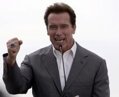 Gouverneur Arnold Schwarzenegger zeigt sich auf einer Veranstaltung im kalifornischen Long Beach kämpferisch. (Foto: dpa)