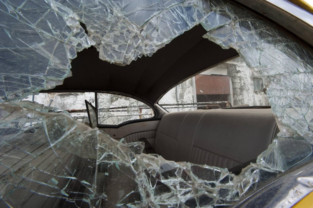 Die unbekannten Täter haben auf der Suche nach Wertsachen die Scheiben mehrerer Autos eingeschlagen. Symbolbild: