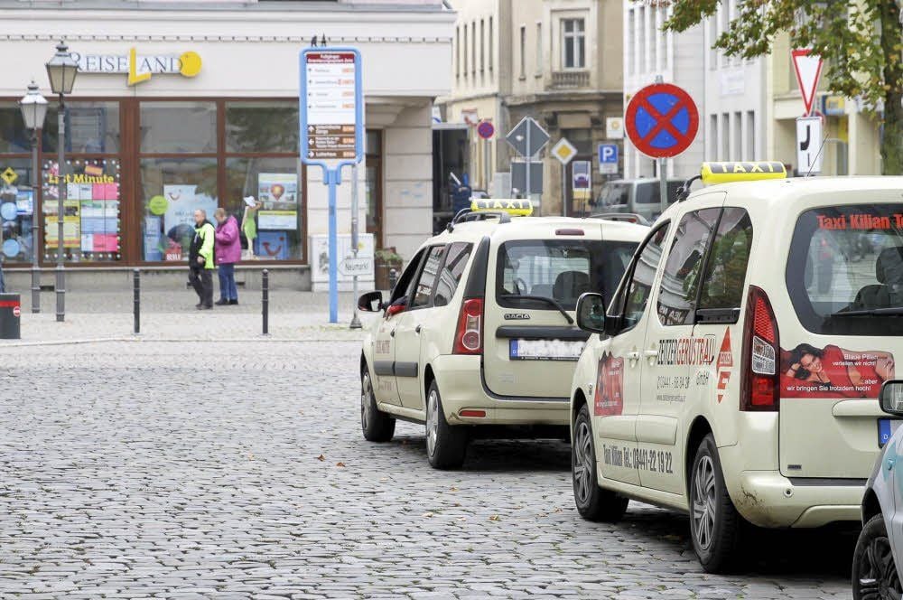 Tagsüber warten die Taxis am Michaeliskirchhof in Zeitz.