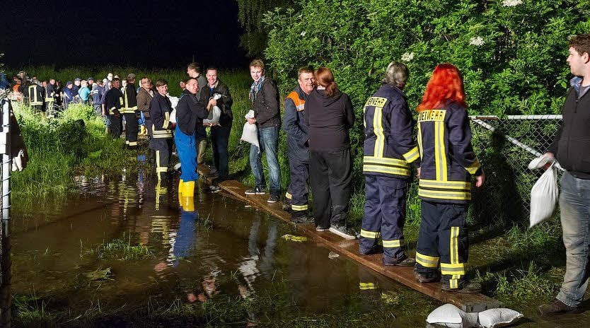 In Kirchfährendorf waren nach Mitternacht über 100 Helfer im Einsatz, um den bedrohten Saaledeich zu stabilislieren.