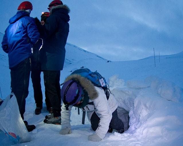 Nichts für Menschen mit Klaustrophobie: Einstieg in eine Eishöhle.