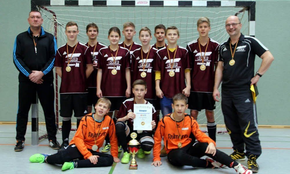 Die C-Jugend der SpG Schwarz-Gelb Bernburg/SV 08 Baalberge feiert den Gewinn der Hallenkreismeisterschaft. Hinten von links: Trainer Thomas Schmidt, Sebastian Fischer, Leander Schmidt, Fabian Buhrau, Jonas Bliege. Mitte von links nach rechts: Constantin Günther, Svenja Kasler, Eric Laurich, Felix Rohkamm, Trainer Jens Kramersmeyer. Vorn von links nach rechts: Sebastian Drechsler, Kalle Gneist, Felix Kramersmeyer.