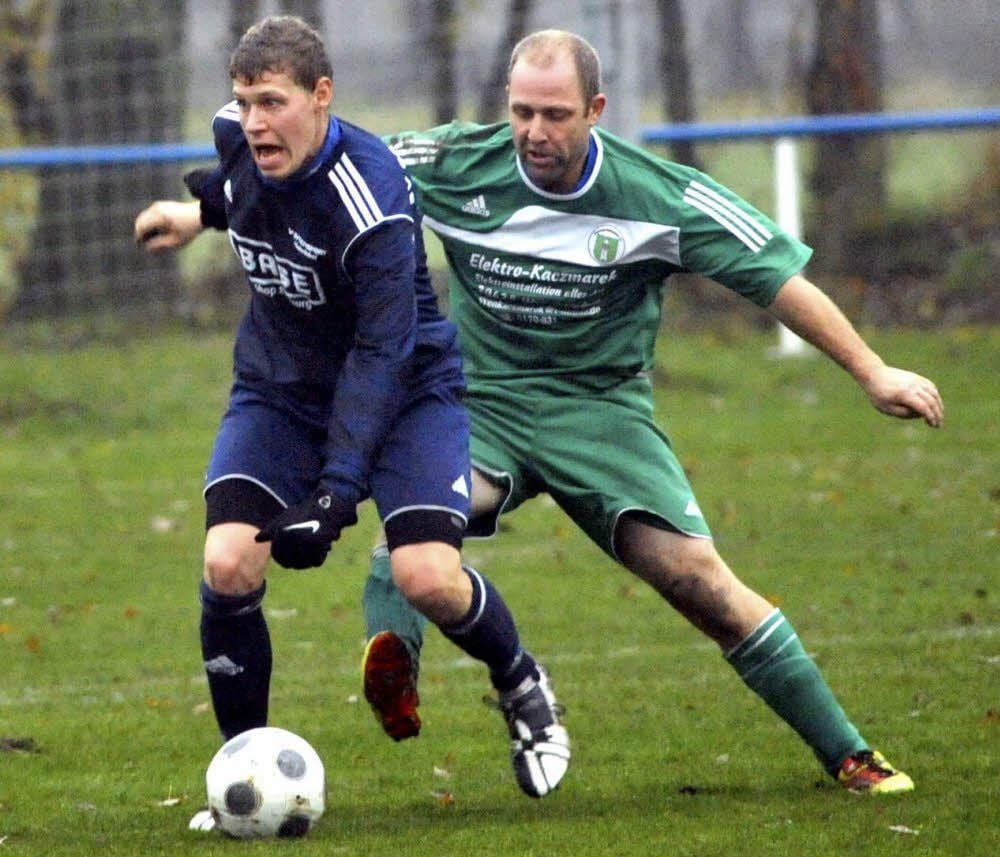 Baalberges Torjäger Tomas Fau (am Ball), hier gegen Manuel Barbe, bliebt gegen den SV Wolmirsleben ohne Torerfolg. Auch aus diesem Grund verliert der SV 08 trotz mehr Spielanteile und Chancen mit 0:2.