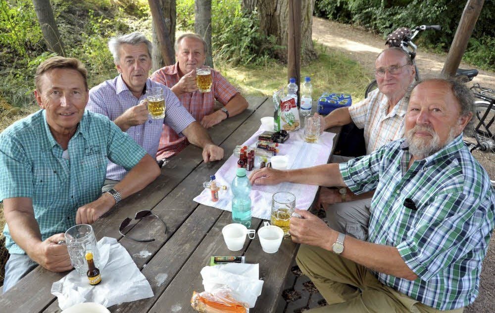 Eine Gruppe aus Förderstedt, die sich regelmäßig zum Kegeln trifft, nutzte das Sommerfest zum Fahrradausflug nach Neugattersleben.