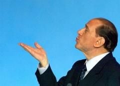 Der italienische Ministerpräsident Silvio Berlusconi(67) hat Spekulationen angeheizt, er habe nach einem rigorosenGesichts-Lifting nun auch eine Haarverpflanzung über sich ergehenlassen. (Foto: dpa)
