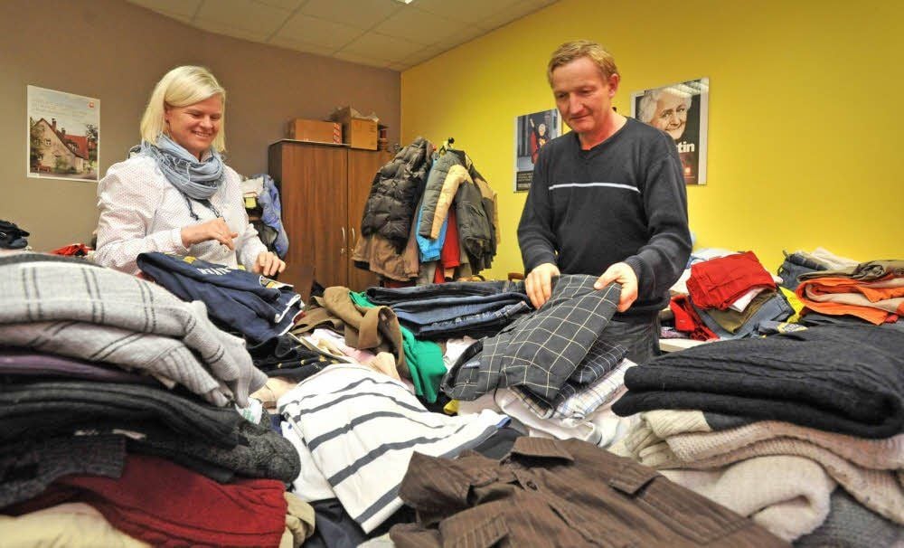 Jörg Vibrans und Mandy Grabbert haben in der Kleiderkammer viel zu tun.