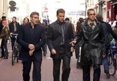 George Clooney, Matt Damon und Brad Pitt (l-r) spielen im neuen Film «Ocean's Twelve» eine Gangsterbande (undatierte Filmszene). In «Ocean's Eleven» (1999) war Tess noch der Zankapfel zwischen dem Gentleman-Dieb Danny Ocean (Clooney) und dem Casinobesitzer Benedict. Im neuen Film macht sie als einzige Frau das diebische Dutzend voll, welches Coups parallel in Rom, Paris und Amsterdam plant. Schwierigkeiten machen nur der rachsüchtige Casinobesitzer und eine eifrige Europol-Agentin. (Foto: dpa)