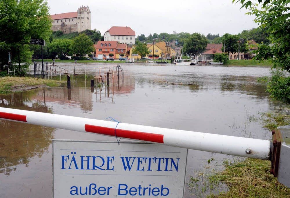 Jahrhundert-Hochwasser: Nicht nur die Fähre Wettin war betroffen, auch die Siedlung Lange Reihe.
