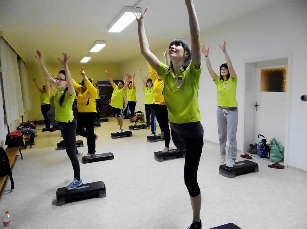 Janet Hanschmann (vorn, rechts) leitet die Steppaerobic-Gruppe beim Aufwärmtraining an.