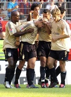 Seine Mannschaftskameraden Ze Roberto (v.l.), Michael Ballack, Hasan Salihamidzic, Torsten Frings und Roy Makaay (hinten) beglückwünschen den Münchner Sebastian Deisler (M) zu dessen 2:0-Treffer gegen Bremen. (Foto: dpa)