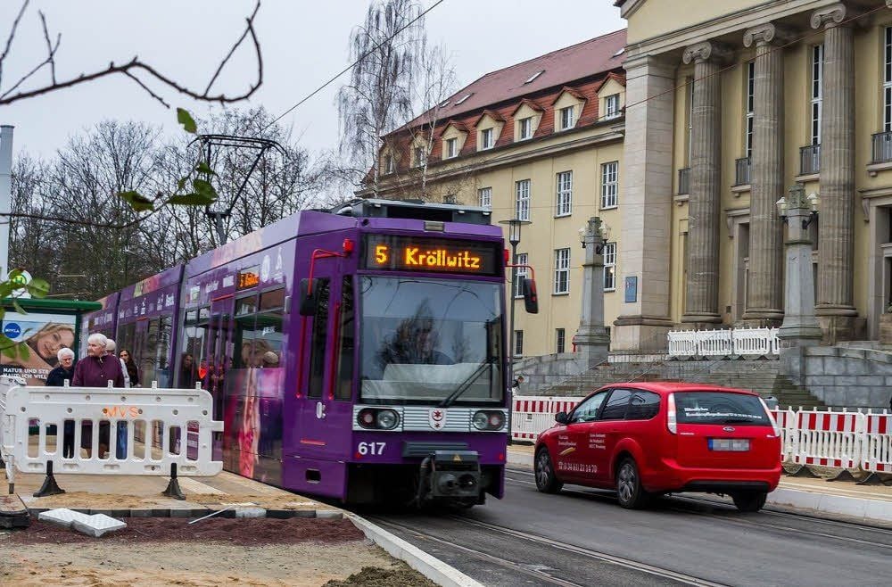 Vor dem Merseburger Klinikum fahren die Straßenbahnen zweigleisig.