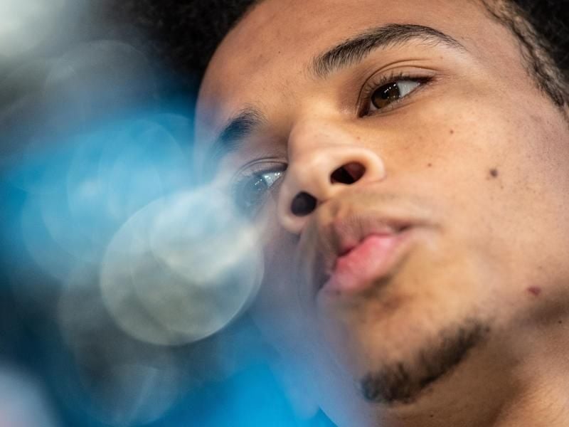 Leroy Sané spricht bei der Pressekonferenz in Wolfsburg. Foto: Swen Pförtner