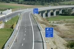 Ein einsamer Radler ist auf dem fast fertig gestellten Teilstück der Autobahn A 44 Kassel - Eisenach bei Walburg (Werra-Meiner-Kreis) unterwegs.
