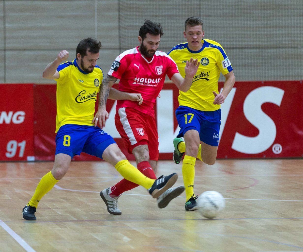 HFC Mittelfeldspieler Sascha Pfeffer (M.) behauptet sich gegen die Leipziger Daniel Becker (l.) und Steven Heßler (r.) im Spiel 1. FC Lok Leipzig.
