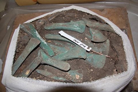 Thüringer Archäologen mit reichen Funden. Bronzebeile, die 2012 bei Grabungen in Dermsdorf (Landkreis Sömmerda) gefunden wurden. (FOTO: DPA)