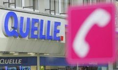 Das Quelle-Logo ist in Dortmund durch die Scheibe einer Telefonzelle zu sehen. (Foto: dpa)