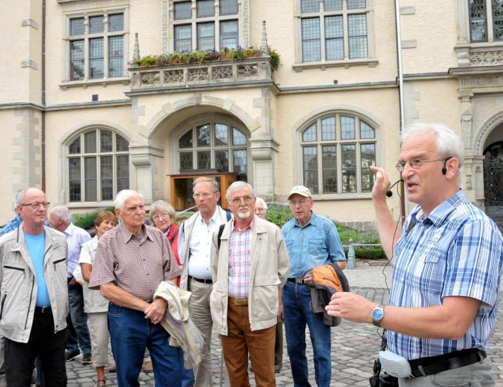 Joachim Grossert erzählte wieder sehr lebendig Wissenswertes zur Stadtgeschichte. Diesmal standen das Schloss und die Schlossstraße im Mittelpunkt.