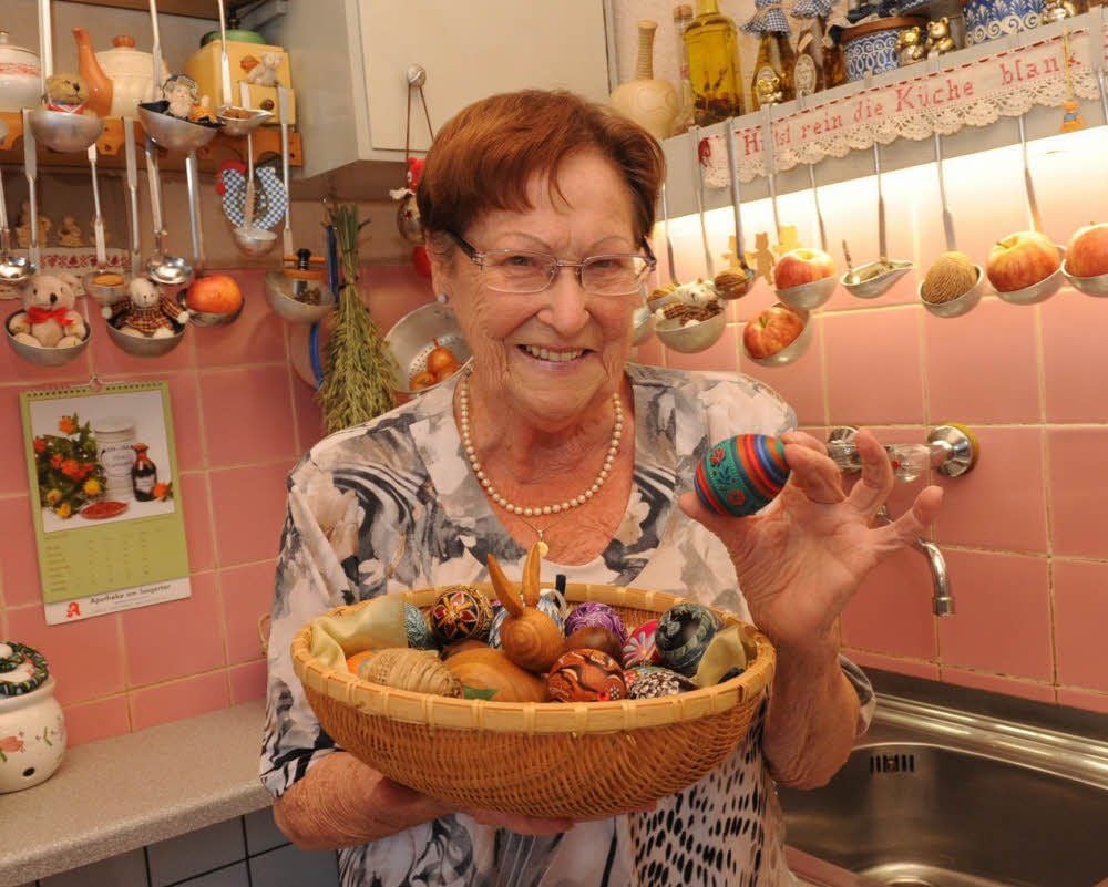 Ein bemaltes Osterei aus Lwiw erinnert Maria Liebau an ihre Geburtsstadt.