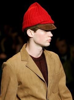 Ein Model präsentiert in Mailand Mode aus der Herbst-Winter-Kollektion von Prada. (Foto: dpa)