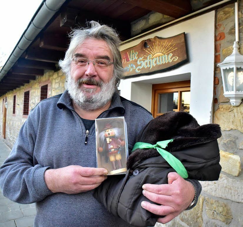 Pfarrer Uwe Hoff mit der ersten Spende im Arm.