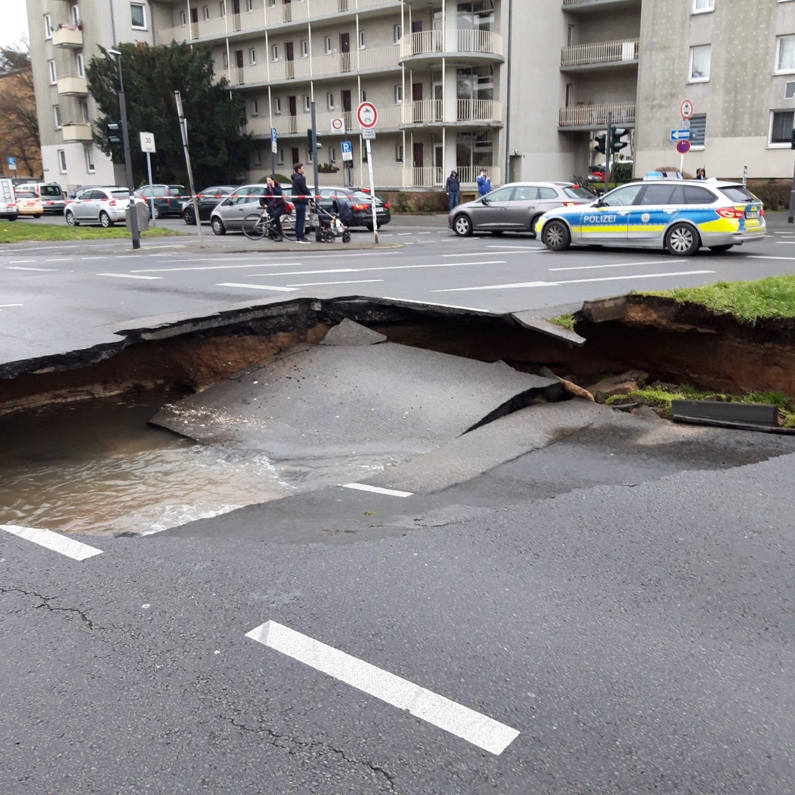Köln: Nach einem Wasserrohrbruch ist eine Fahrbahn einer verkehrsreichen Straße in der Innenstadt großflächig abgesackt.