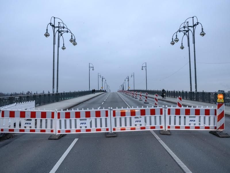 Leitbaken stehen auf der Theodor-Heuss-Brücke. Foto: Silas Stein/dpa/Archivbild