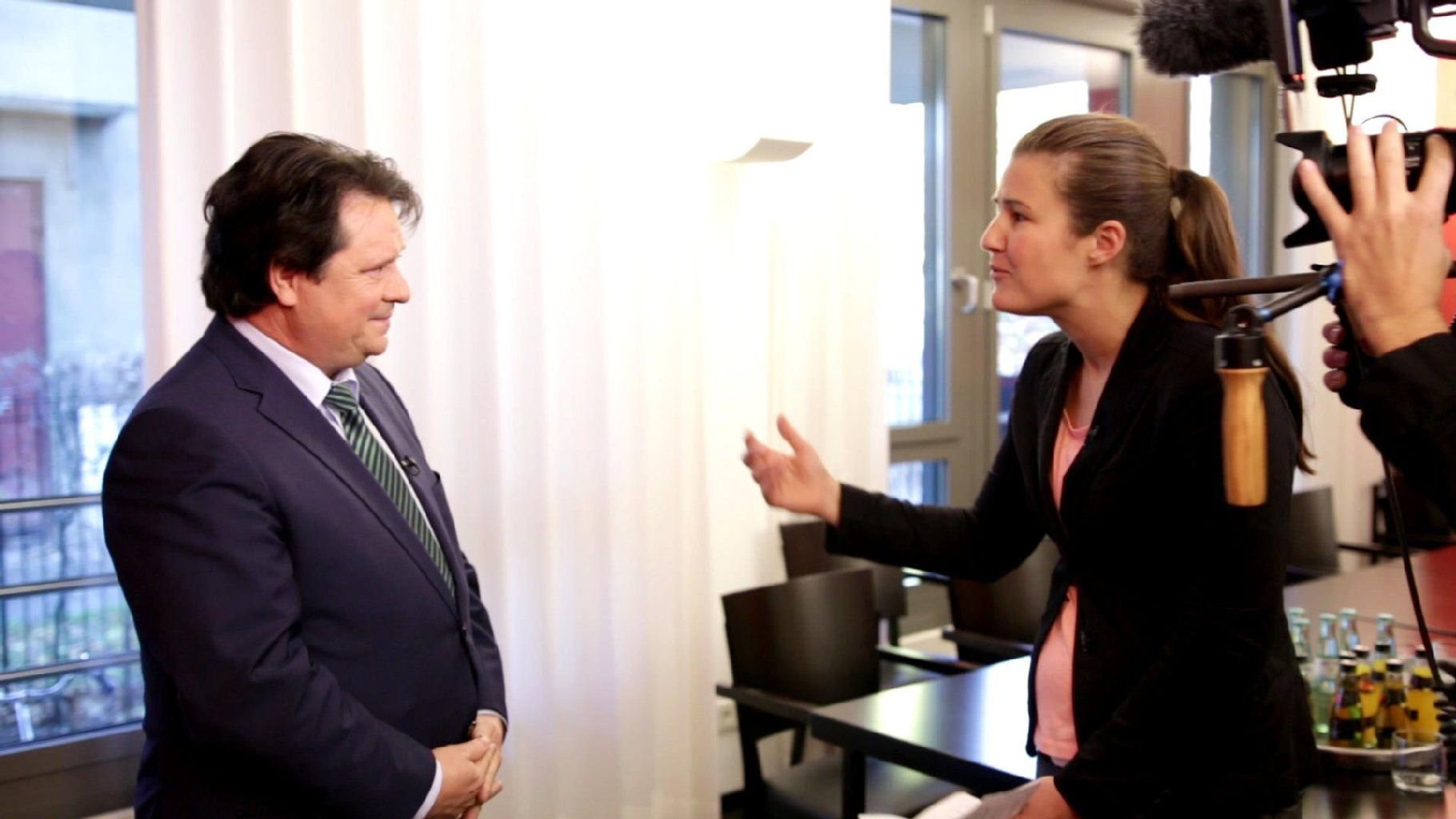 ZDF-Reporterin Nina Behlendorf interviewt Christoph Minhoff, Hauptgeschäftsführer des Bundes für Lebensmittelrecht und Lebensmittelkunde.