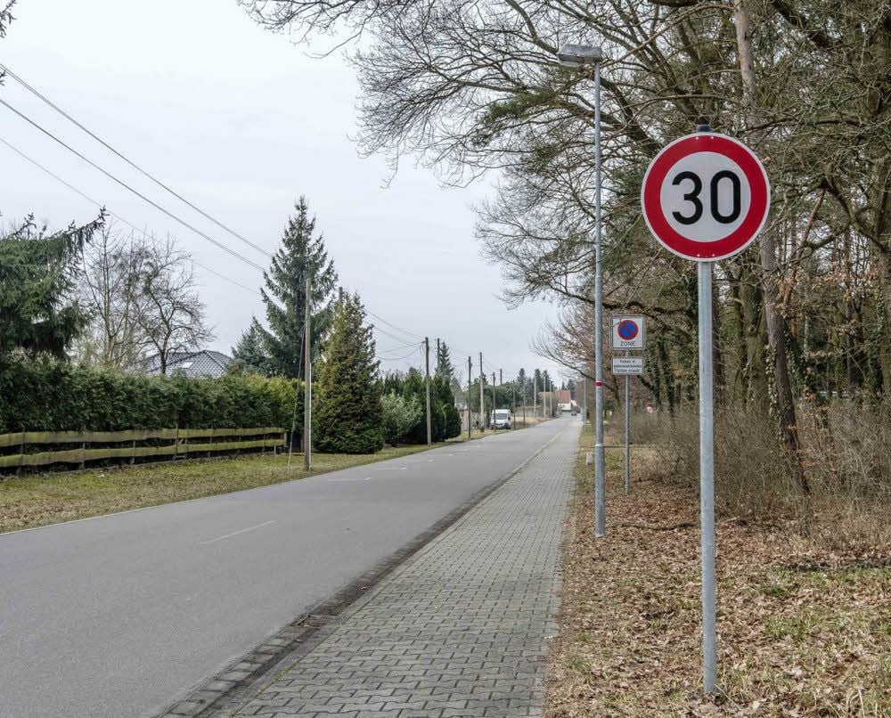 Am Stadion in Möhlau gilt Tempo 30 und geparkt werden darf auf extra dafür gekenzeichneten Flächen. Die Ortschaftsräte debattieren Veränderungen.