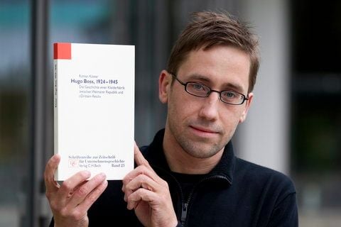 Der Historiker Roman Köster posiert in München mit seinem Buch «Hugo Boss 1924- 1945». (FOTO: DAPD)